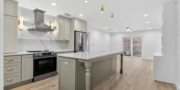 83 COMARES Avenue