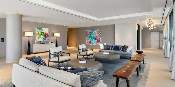 Image 4: 04-Lobby