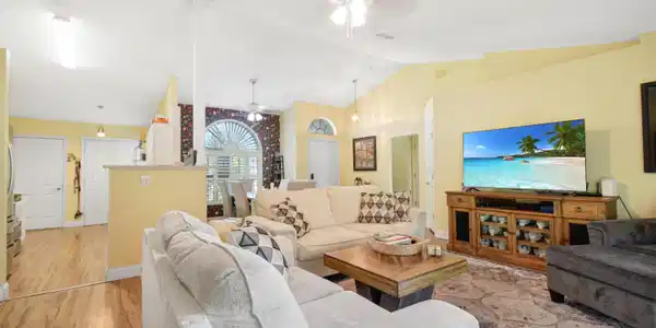Image 3: Living Room