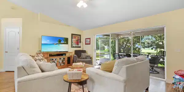 Image 4: Living