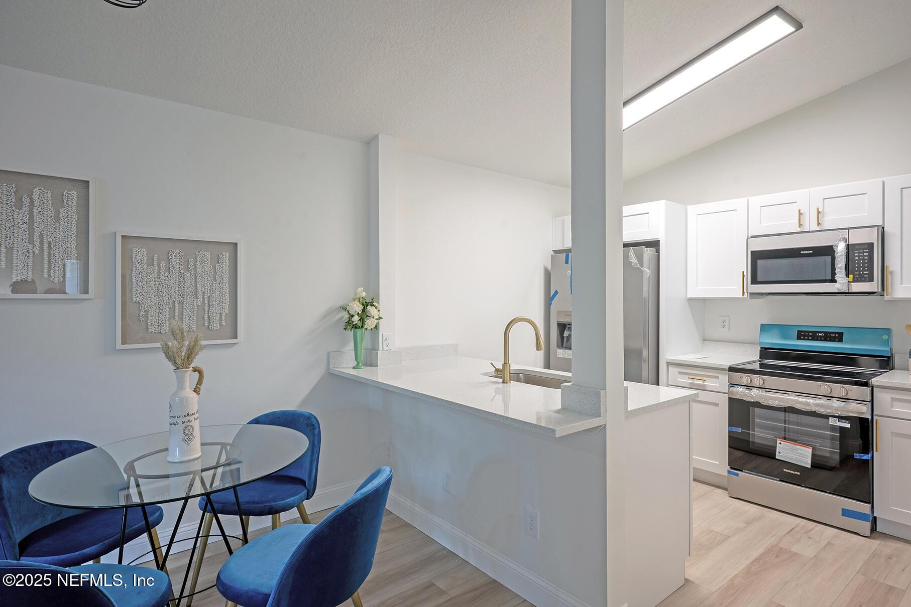 Image 3: 02 Kitchen