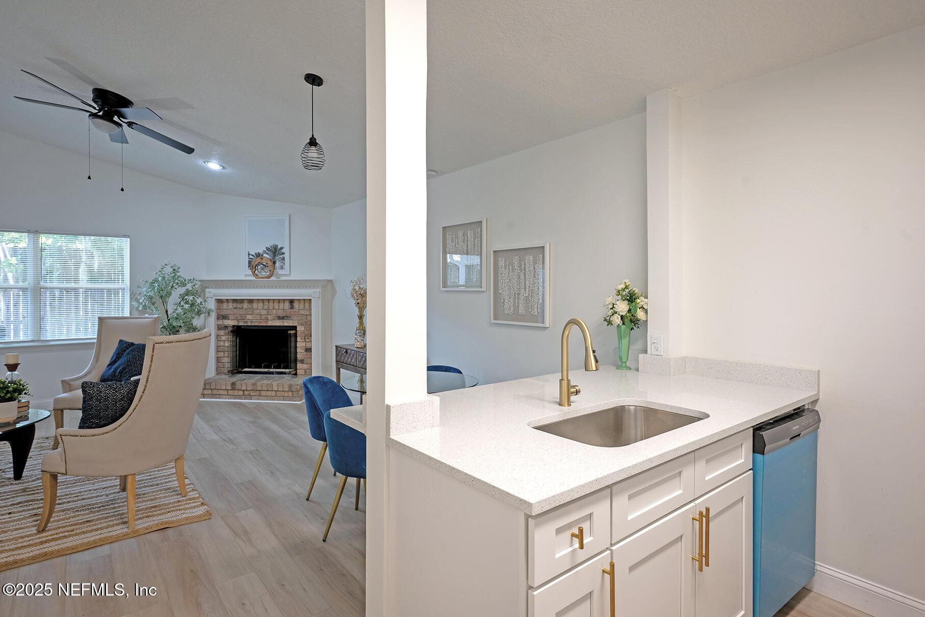 Image 4: 03 Kitchen