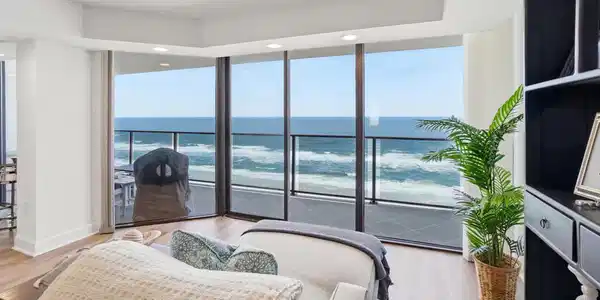 Image 2: sitting area off living room