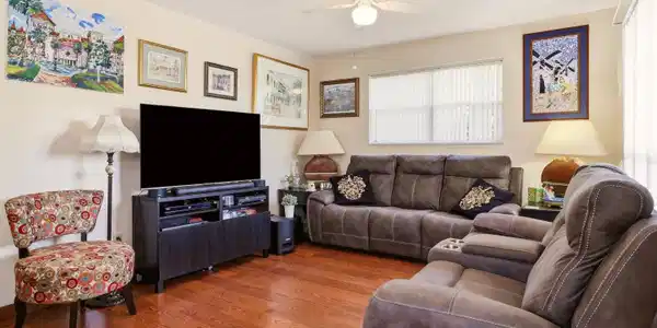 Image 4: Living Room