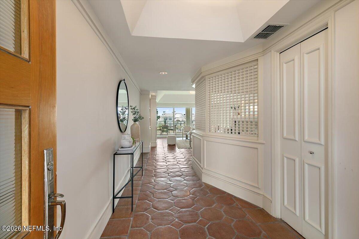 Image 3: 03-Foyer