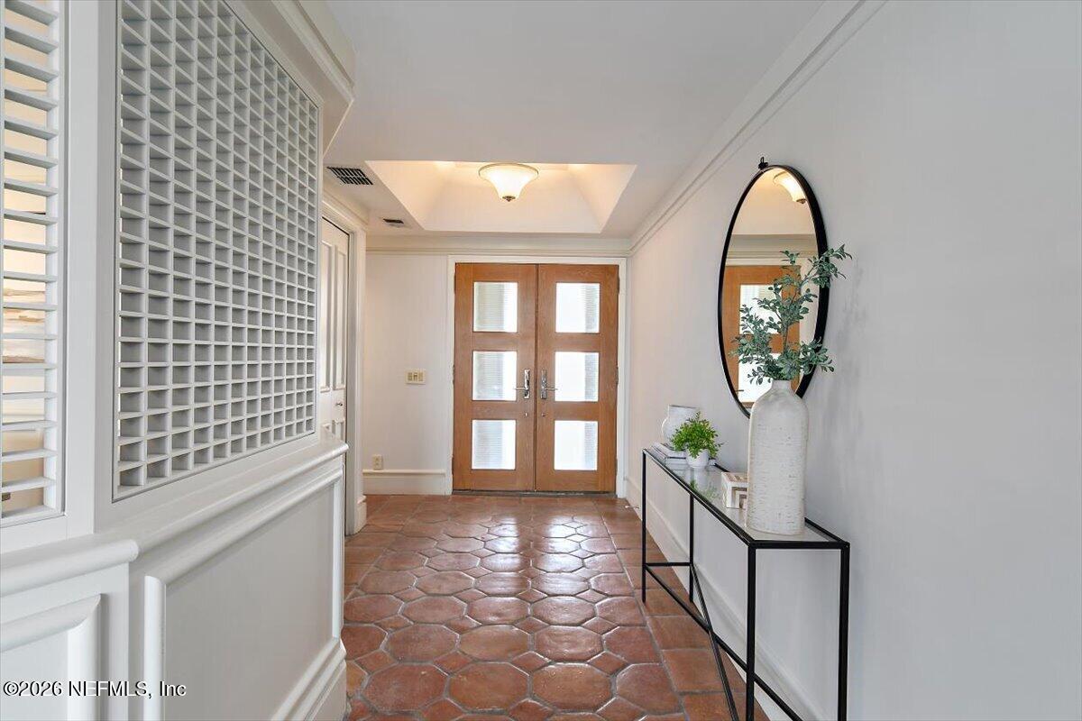 Image 4: 04-Foyer
