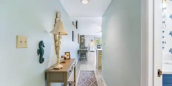 Image 4: Foyer