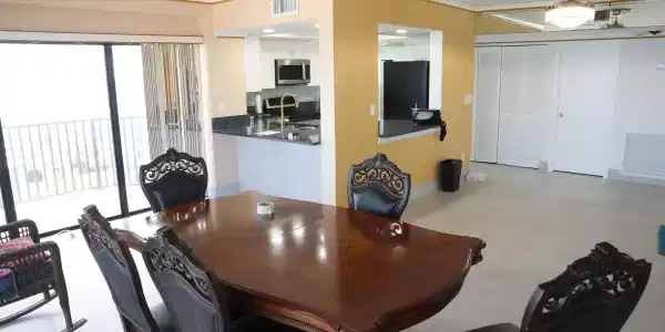 Image 4: Living Room