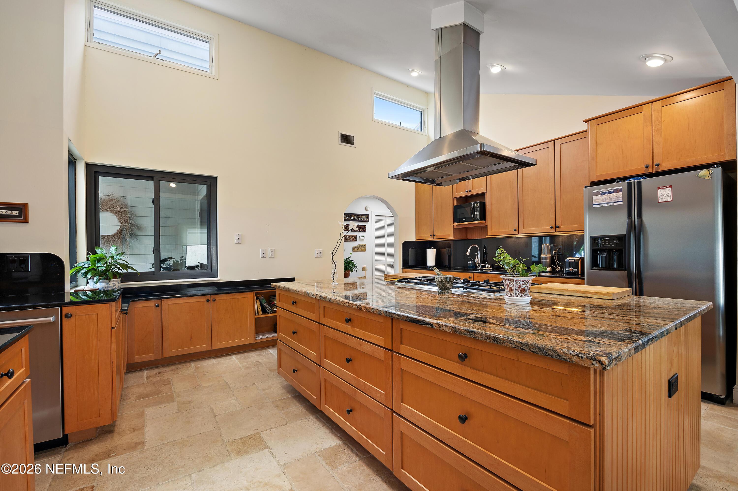 Image 4: Kitchen