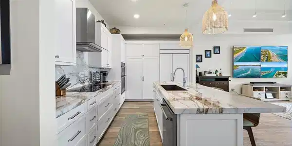 Image 3: 04-Kitchen