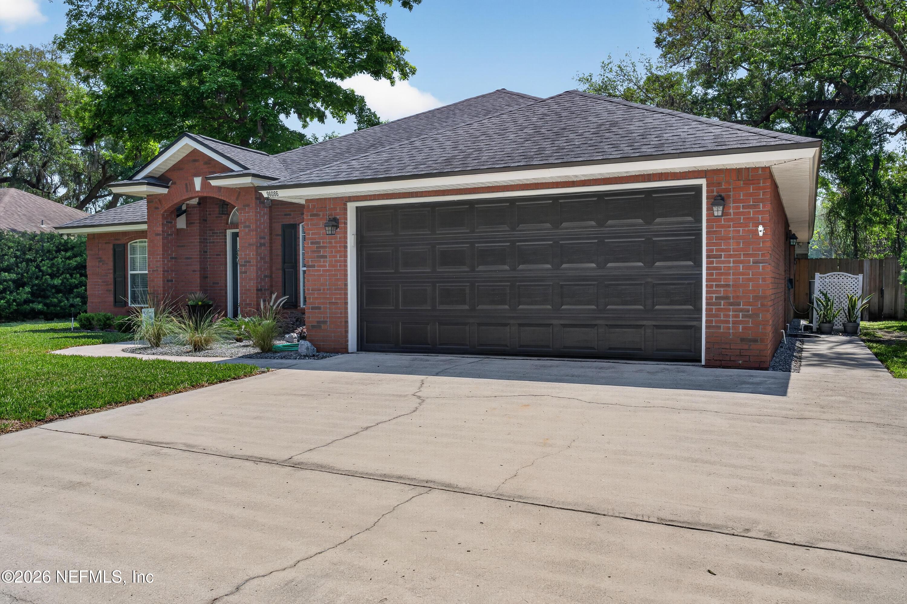 Image 4: 2-Car Garage