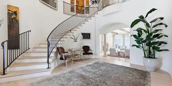 Image 4: Foyer