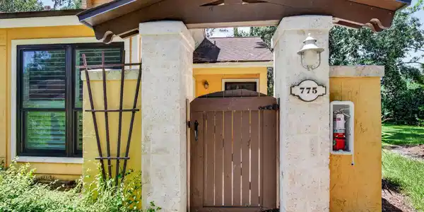 Image 3: Courtyard Entry