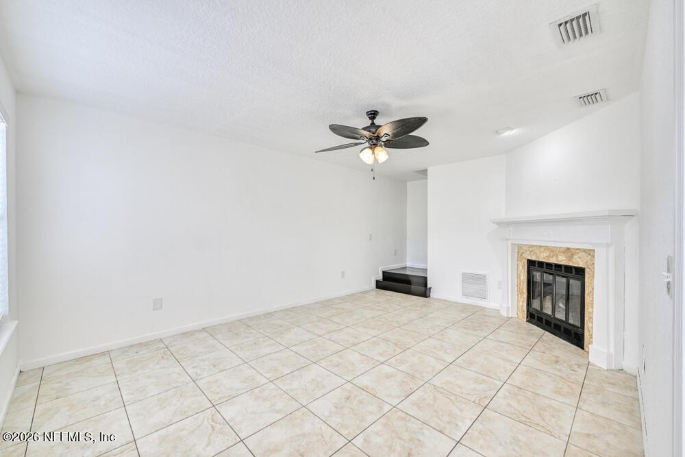 Image 4: Living Room - View 1
