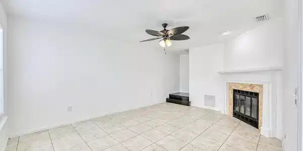 Image 4: Living Room - View 1