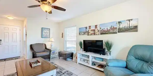 Image 3: Living Room