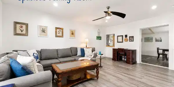 Image 4: spacious_family_room