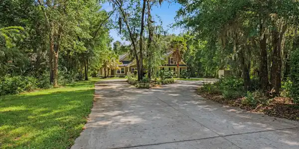 Image 4: Driveway