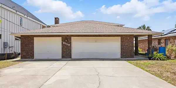 2550 LAKESHORE Drive