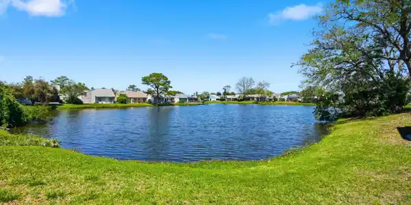 Image 4: 29-Lake View
