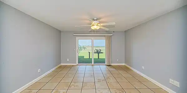 Image 3: _RDE0571_EMPTY