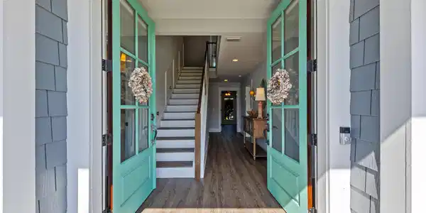 Image 3: Double door entrance