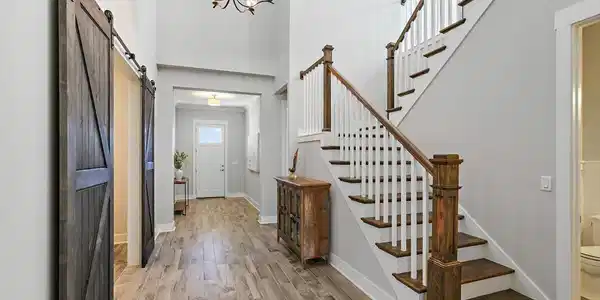 Image 3: 04-Foyer