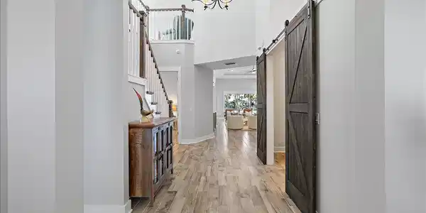 Image 4: 05-Foyer
