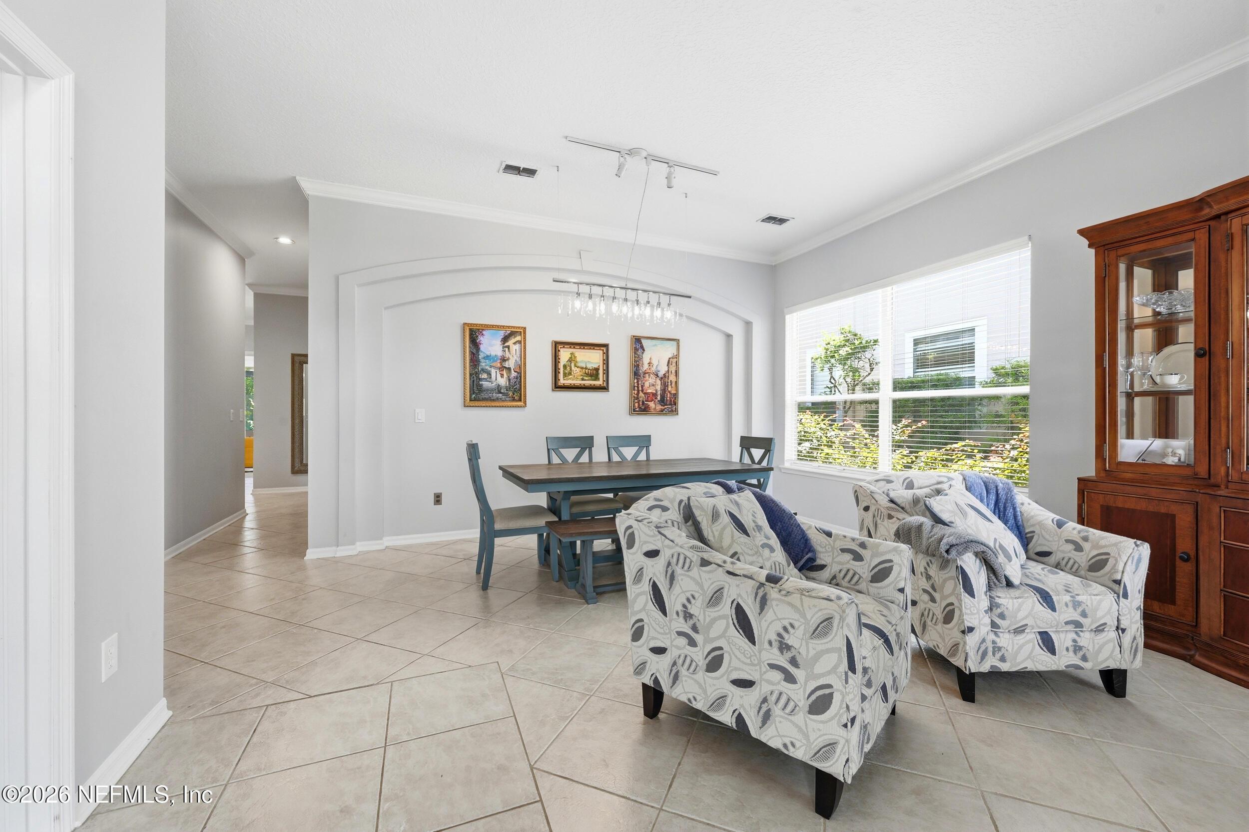 Image 4: lIVING ROOM/DINING AREA