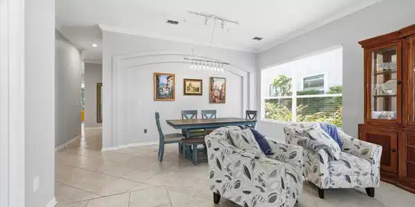 Image 4: lIVING ROOM/DINING AREA