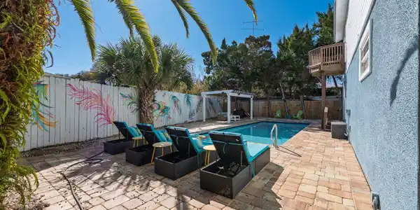 Image 3: Backyard Entertaining