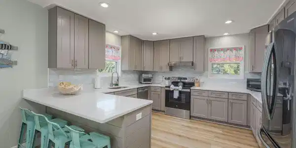 Image 4: Spacious Kitchen
