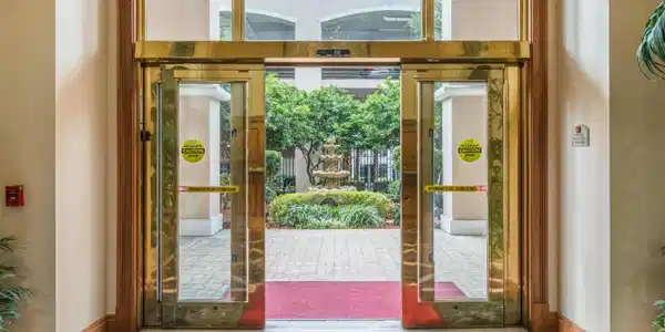 Image 4: Front entry