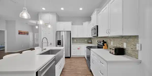 Image 4: kitchen