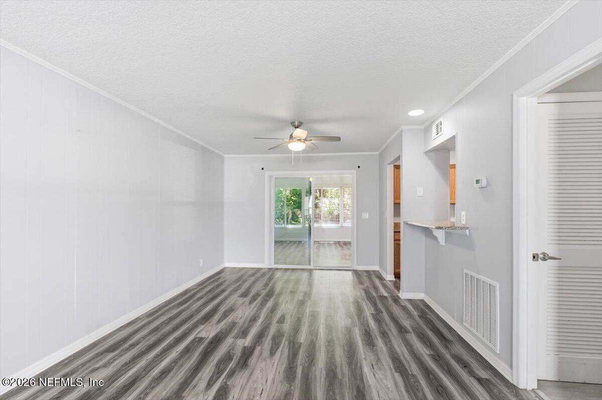 Image 4: 04-Dining Area