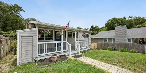 Image 4: 4-web-or-mls-1009 Calhoun St (24 of 27)