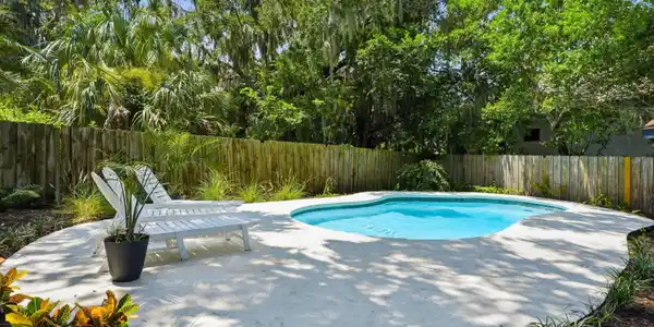 Image 3: 33-Pool