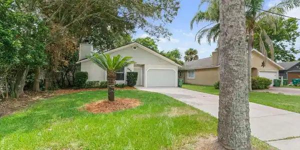 Image 4: 04-Front Yard