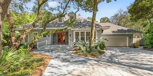 10 BUCKTHORNE Drive