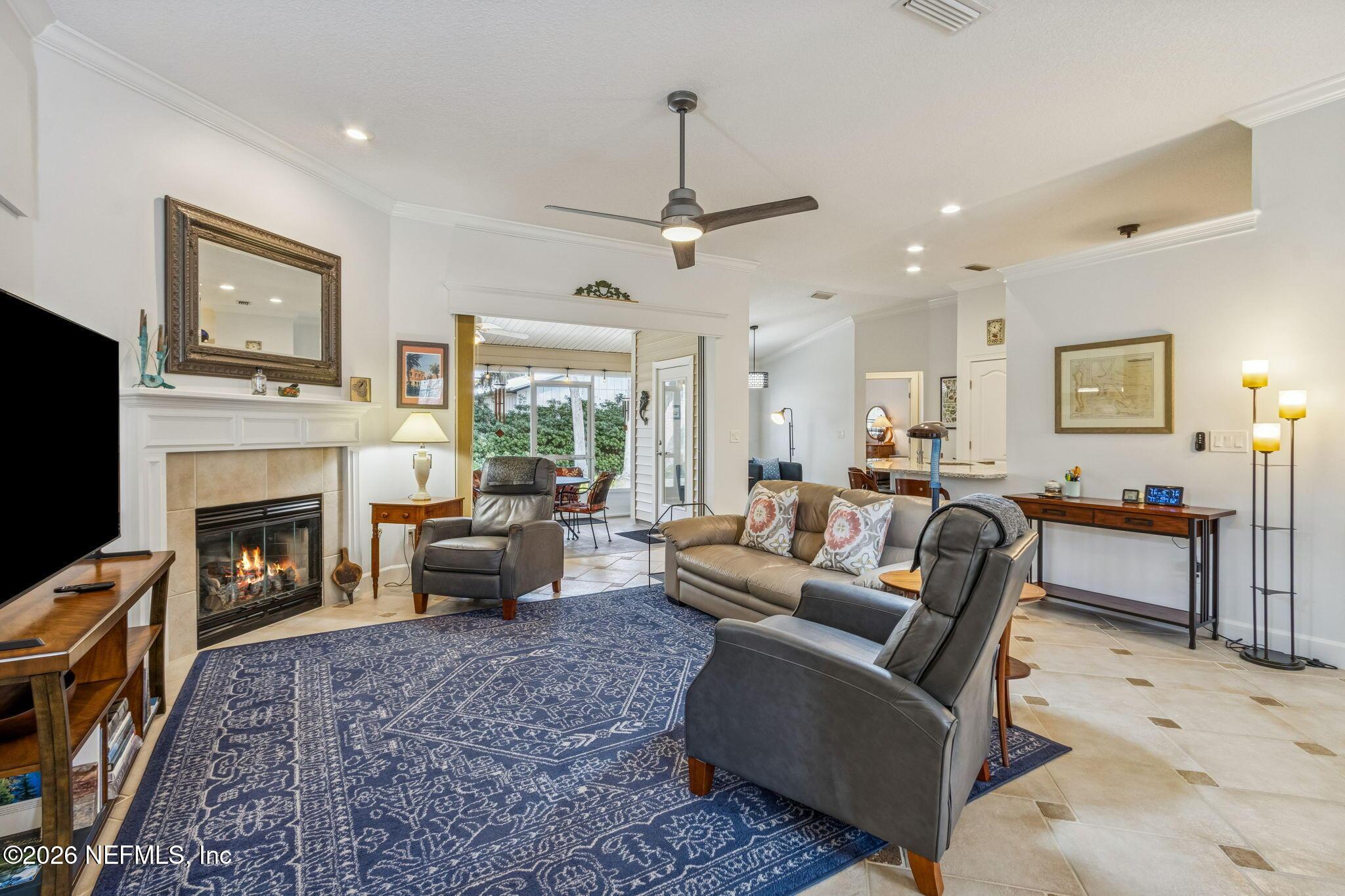 Image 4: 10-web-or-mls-1521 Amelia Cir-3