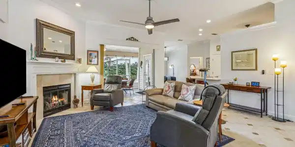 Image 4: 10-web-or-mls-1521 Amelia Cir-3