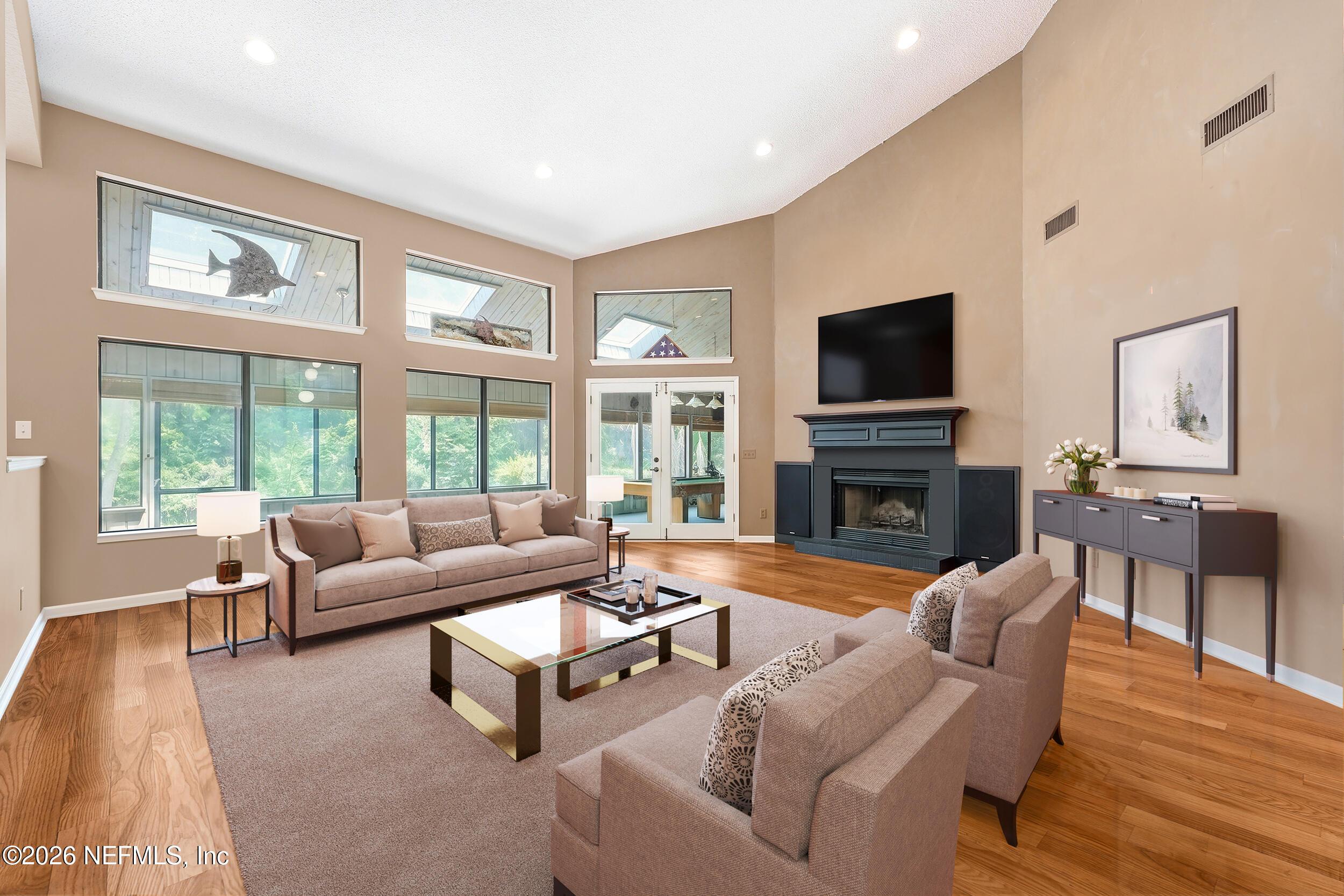Image 3: Large family room