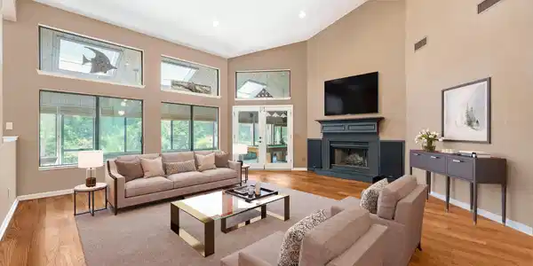 Image 3: Large family room
