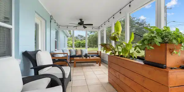 Image 4: 4-front patio 1