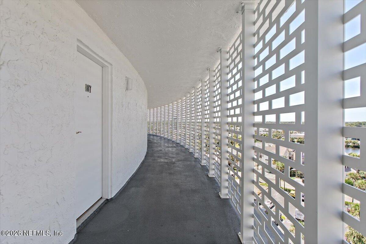 Image 3: 04-Entry