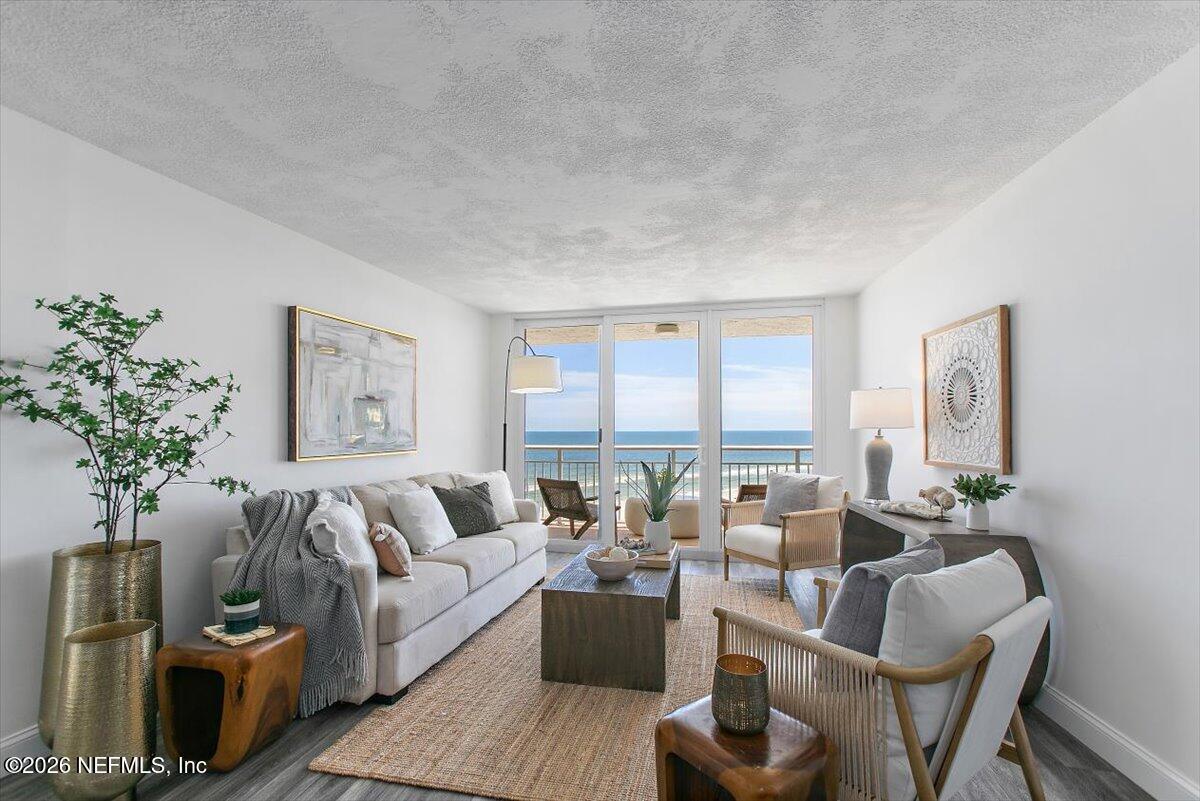 Image 4: 10-Living Room