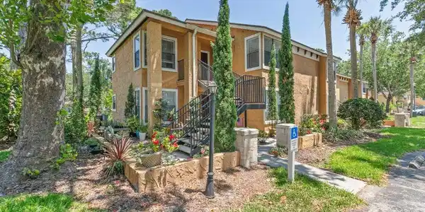 833 SHORELINE Circle