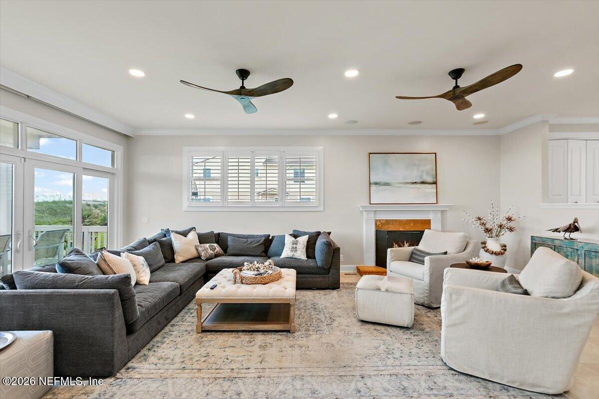 Image 4: 06-Living Room
