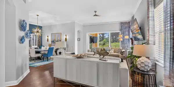 Image 4: Living Room
