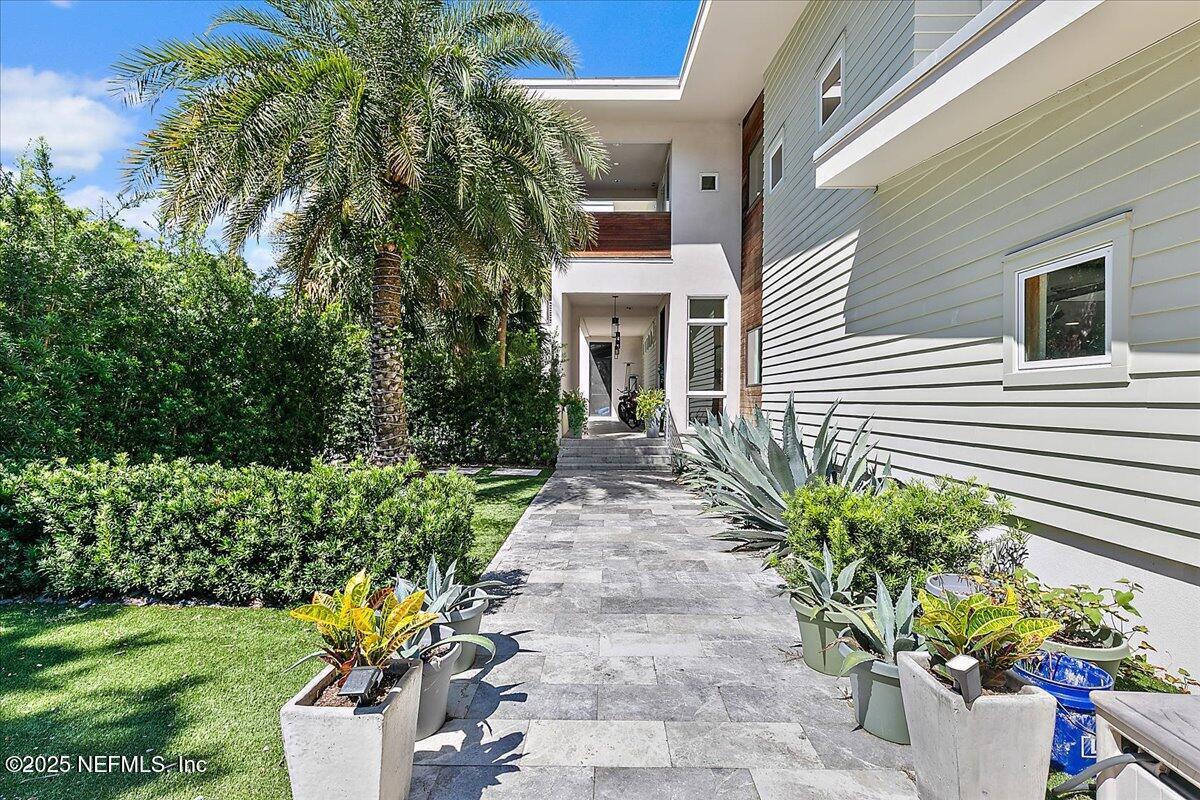 Image 4: 06-Entrance